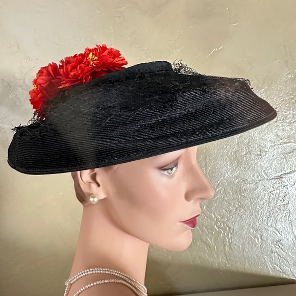 HEAVENLY 1950s\' BLACK STRAW CARTWHEEL HAT + VEILING + RED FABRIC FLOWERS main image 8